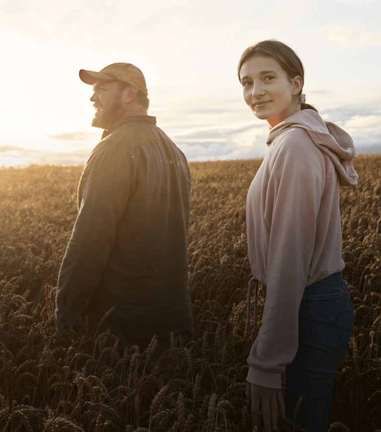 Rolnik z córką w polu pszenicy